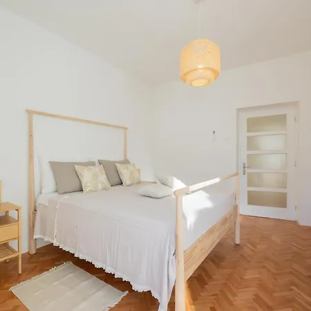 Center Apartment *